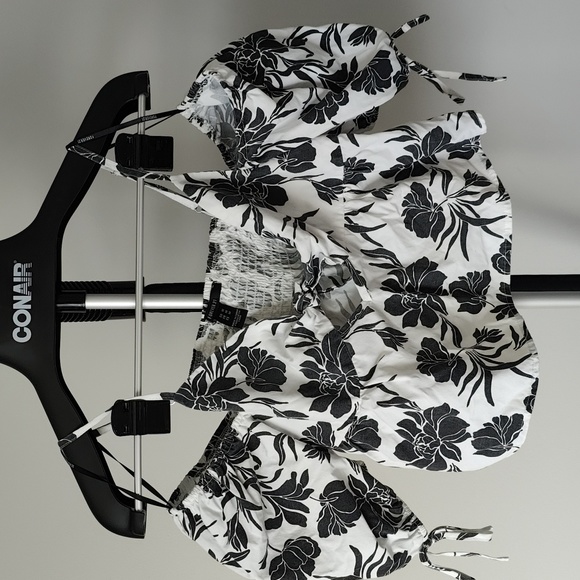 Forever 21 Tops - Black and white blouse